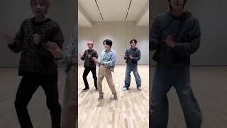 Download lagu SUGA doing the 'Happy Fools' challenge with TXT! Tiktok #bts #yoongi #suga #txt mp3