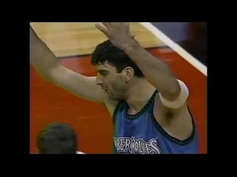 STRAIGHT UP Stojko Vranković (Minnesota Timberwolves) outplays Hawks' Dikembe Mutombo (Jan.14, 1997)