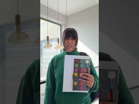 My sister secretly brings lipstick into class!