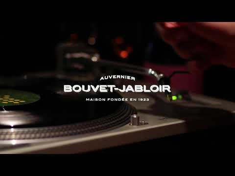 Intense et vibrant, notre nouveau Mousseux Rosé Brut Signature égayera vos célébrations avec brio! Élevé en méthode traditionnelle et durant deux ans sur lattes, cet Oeil-de-Perdrix mousseux brut bénéficie d'une finesse de bulle et d'une intensité rares.