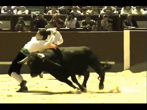 Most Awesome Deadly Bullfight- Deadly Bull vs Crazy Women