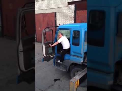 Пьяный водитель манипулятора приехал на объект!