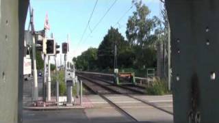 preview picture of video 'BÜ Nieder-Eschbach Urseler Weg mit U4-/U5-Wagen'
