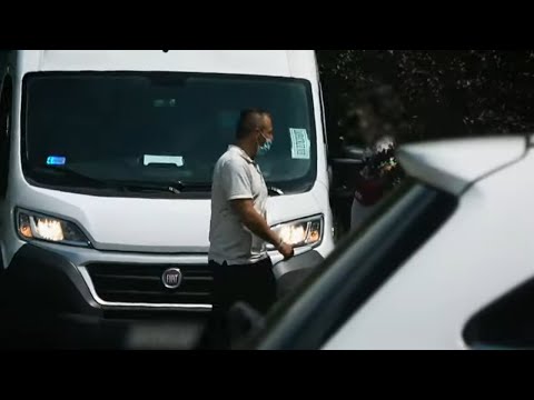 The hairdresser forcibly pulled the driver out of the car and drove away! #Thieves