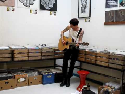 Pascal Briggs plays at the Paplou store in Hasselt