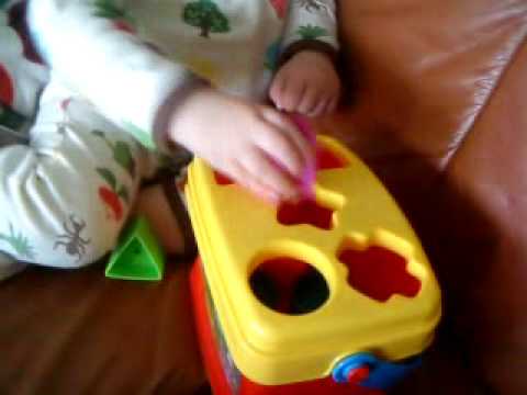 Danielle lägger klossar