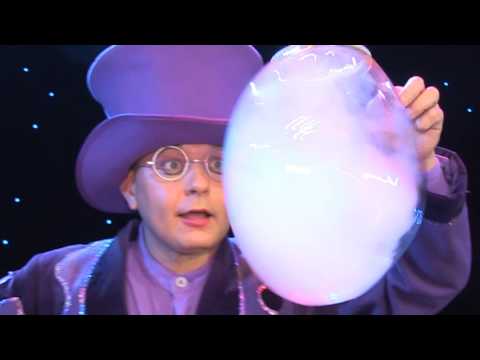 Seifenblasenkünstler mit erstaunlicher Seifenblasenshow. WOW!