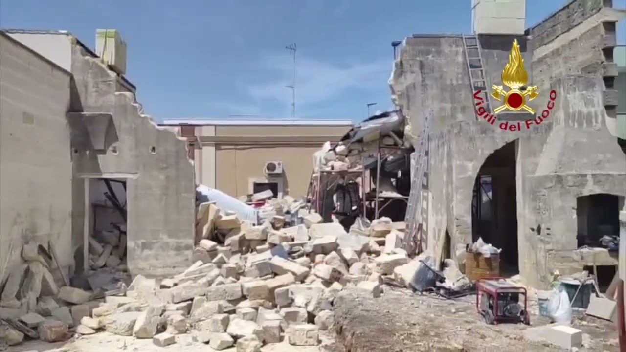 Carmiano, crollo di una palazzina in ristrutturazione: soccorsi 4 operai