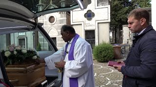 la-triste-e-commovente-sepoltura-di-ernest-nel-cimitero-di-ariano