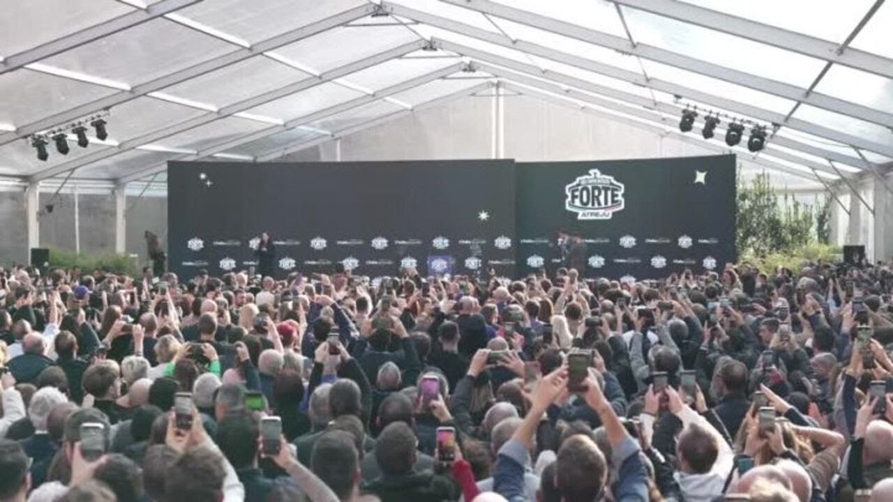 Atreju: Meloni accolta dai cori risponde saltellando