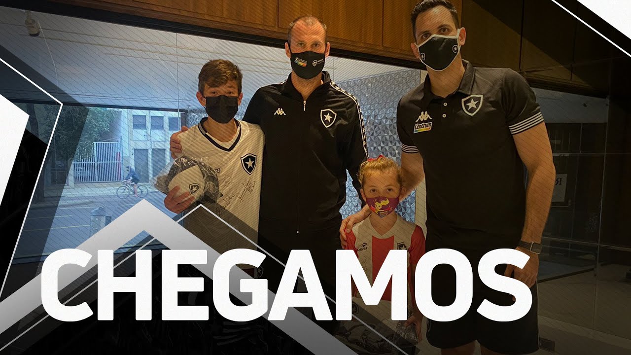 VÍDEO: Torcedor do Botafogo recebe presente de Carli e se emociona na concentração em Curitiba VÍDEO: Torcedor do Botafogo recebe presente de Carli e se emociona na concentração em Curitiba