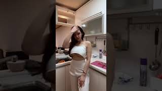 【おっぱい】 胸チラ 下チチが半見え・・・ tiktok #Shorts