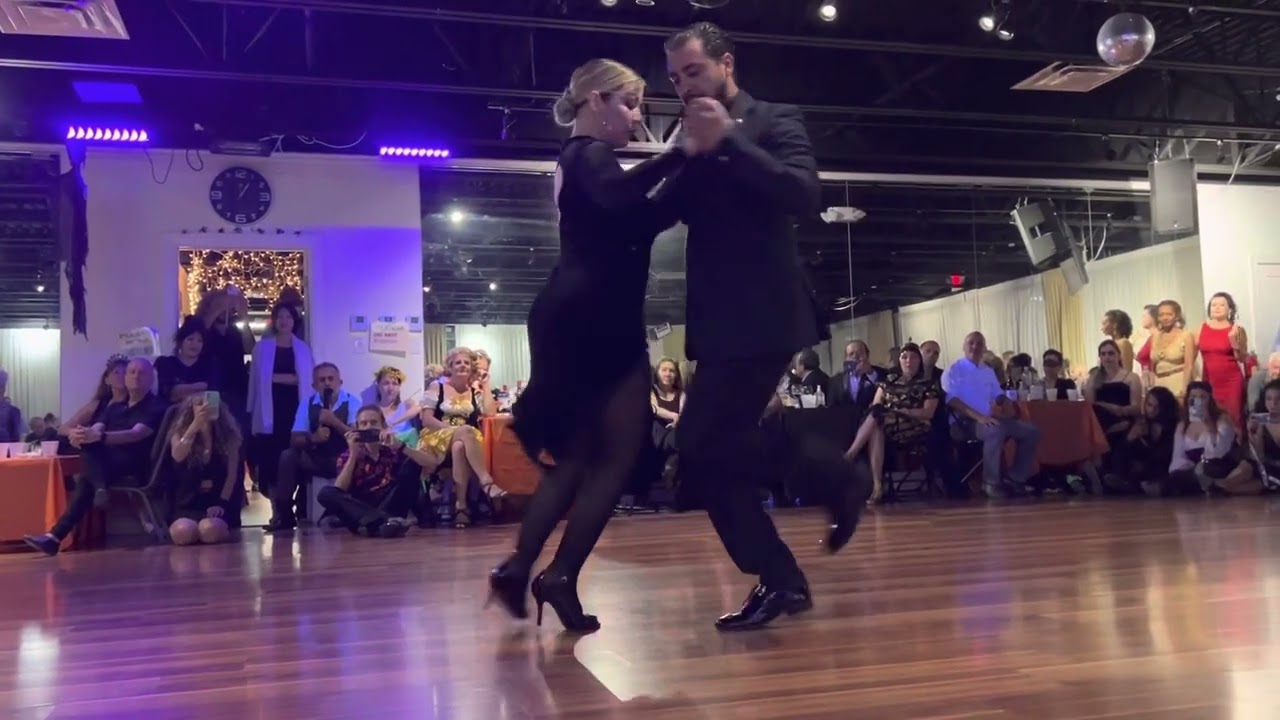 Noelia Hurtado & Facundo de la Cruz dancing Tango Vals - La Ideal Milonga / Halloween 2022