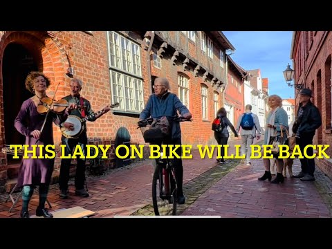Lüneburg Busking - In front of AirBnB - Miss Moonshine fiddling & dancing w German Moonshiner Duo