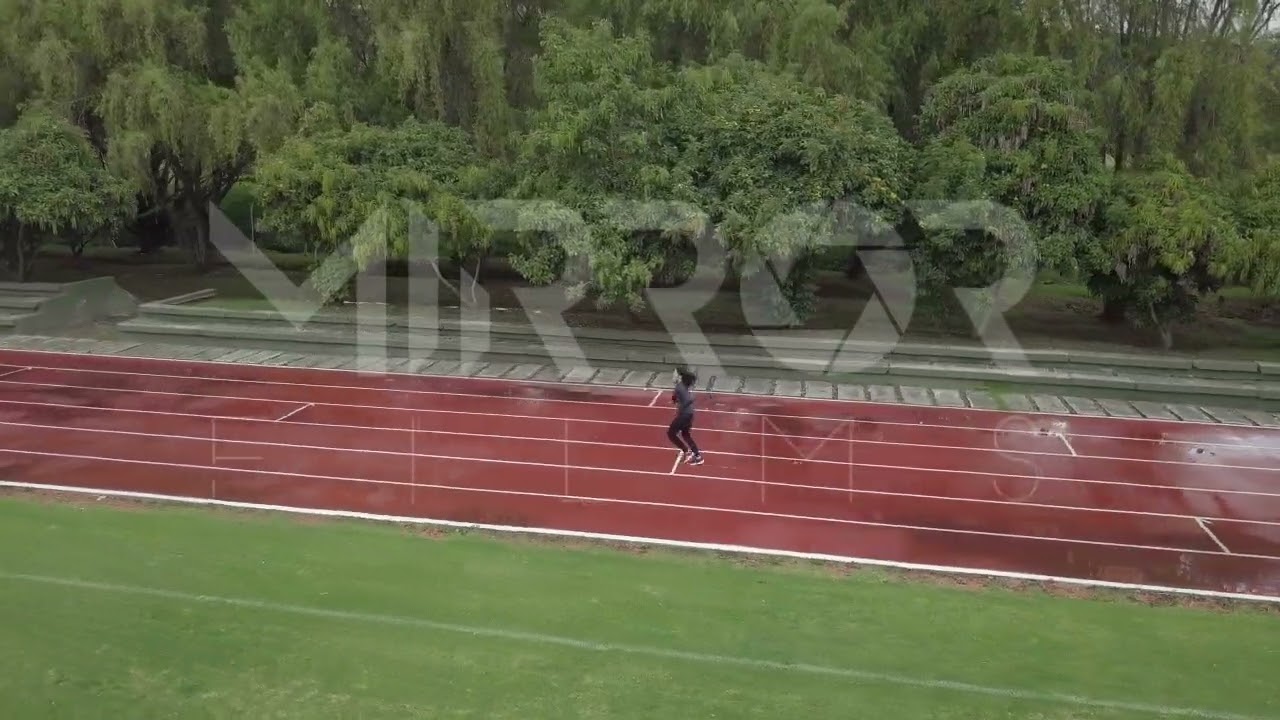 Mujer en pista de atletismo P4