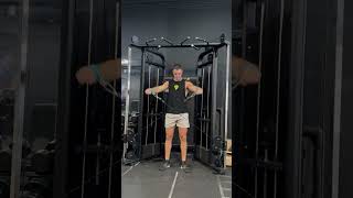 ELEVACIONES LATERALES EN POLEA BAJA A DOS MANOS