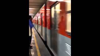 preview picture of video 'Subiendo al metro en la Ciudad de México'