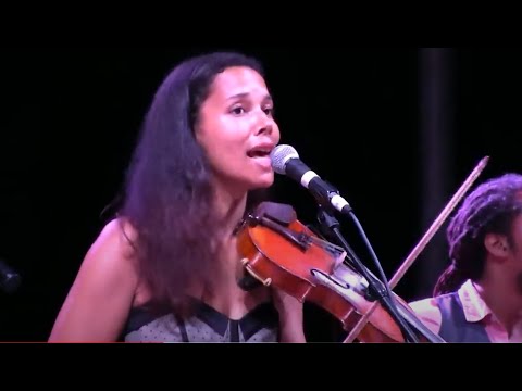 Carolina Chocolate Drops ft. Rhiannon Giddens "Hit 'Em Up Style" Grey Fox 2014