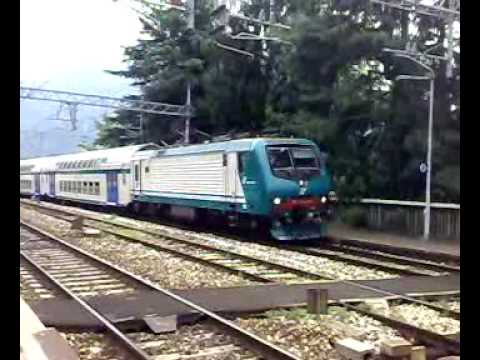 treno regionale per Milano centrale titolare una bella E464....notate il saluto con il fischio