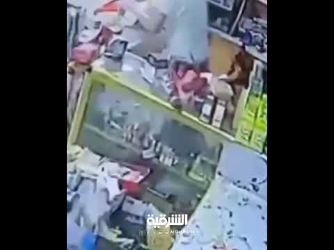 شاهد بالفيديو.. مسلح يثير الرعب في محافظة #البصرة بعد تنفيذه عمليات سطو على عدد من المحال التجارية#الشرقية_نيوز