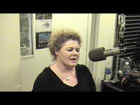 Maura O'Connell - Hay Una Mujer Desapercida (LIVE on Music Business Radio)