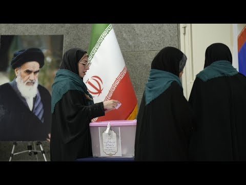 Reformer gegen Hardliner: Präsidentenstichwahl in Iran begonnen