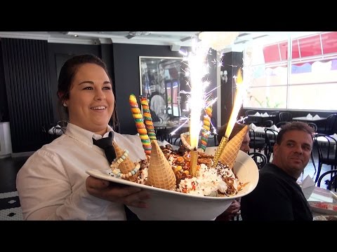 Prévia da Sugar Factory Orlando com comida, bebidas, King Kong Sundae e loja de presentes de doces