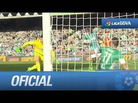 Vargas despejando bajopalos un remate de Negredo