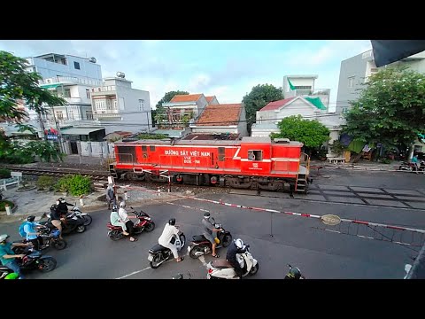 Những Chuyến Tàu đi Qua Ga Tuy Hòa e Km1196+510 ( chắn Lê Thành Phương)