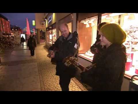 Lasse Kronér och Ulrik Munther gatuspelar - Musikhjälpen 2009