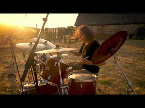 Métamorphose pour l'éternel été / Composition de Michel Blanc (Batterie) et Frédéric Anthouard (électro-accoustique) Prise de son et mixage: Manu Ballesta Images et montage : Laurent Haubin