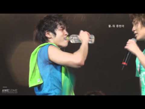 [HQ] 110101 Jonghyun Spurts water on Onew-- JongYu ♥