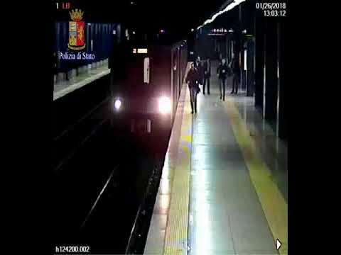 Donna spinta sotto la metro a Roma