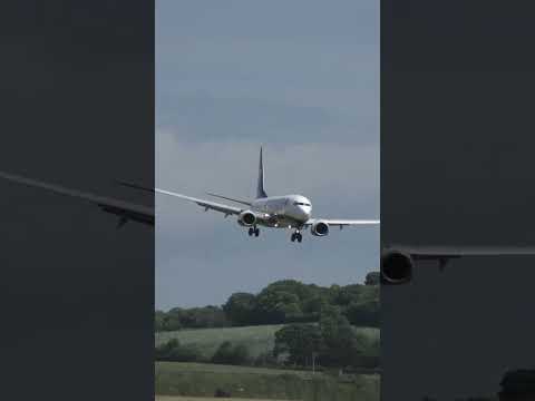 Ryanair Landing GOES WRONG!! Pilot causes SMOKE as plane BOUNCES along runway  #aviation #plane