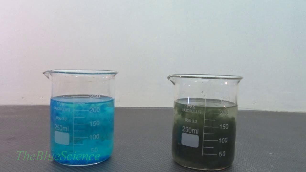 Reacción de precipitación entre hidroxido de sodio y sulfato de cobre