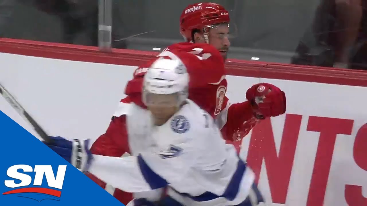 Vidéo: Dylan Larkin PÈTE une COCHE!! Et PUNCH Mathieu Joseph dans la FACE!!!