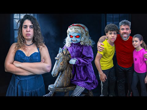 MAMÁ DESCUBRE que la MUÑECA MISTERIOSA está en la CASA NUEVA!