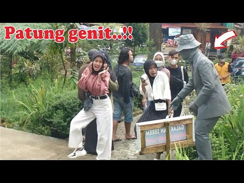 fun-pranks-make-you-laugh-out-loud-human-statue-prank