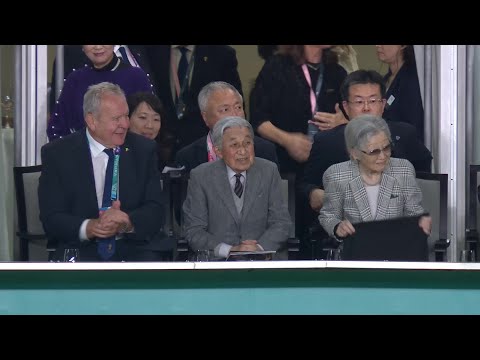 Former Emperor Akihito and Empress receive rapturous applause