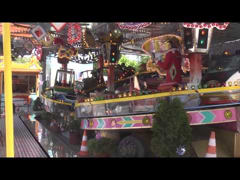 Mehrstöckiges Kinderkarussell auf dem Aschaffenburger Volksfest am 23.06.2014