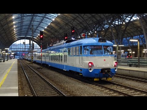Souprava elektrických jednotek 460.079/080 a 451.045/046 při příjezdu do Prahy - návoz na RDŽ