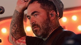 Aaron Lewis Slams Modern Country Singers for &#39;Choking&#39; Country Music