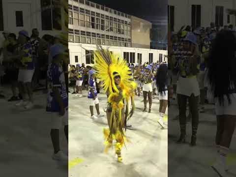 Mayara Lima  sambando no ensaio técnico da Tuiuti para o carnaval 2023