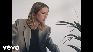 Musik-Video-Miniaturansicht zu Something Has to Change Songtext von The Japanese House