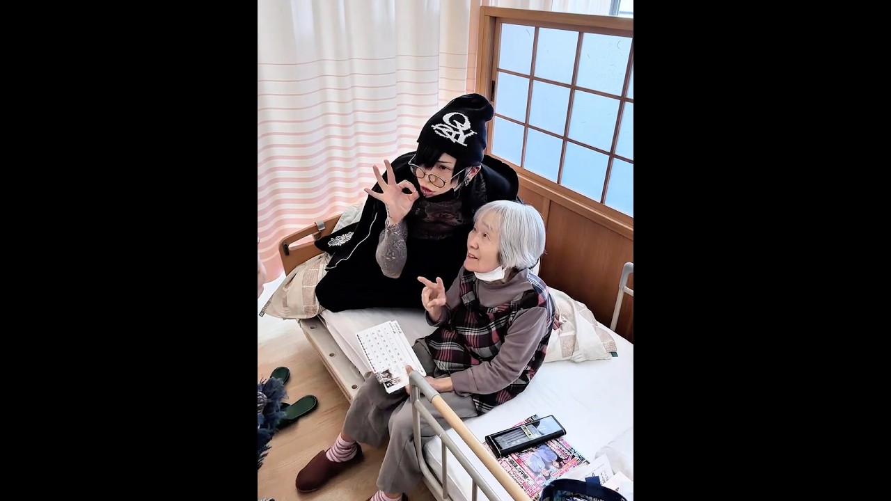 バンドマンとおばあちゃんの無限ツーショット撮影会👵 #全身タトゥー #おばあちゃん #おばあちゃんと孫  #v系 #老人ホーム