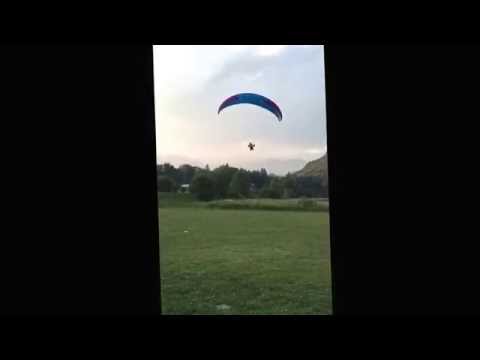 Da migliorare l'atterraggio, vero? Scivolata finale in parapendio