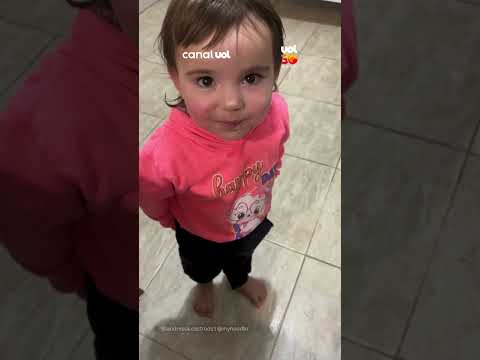 Mãe desconfia do silêncio da filha e encontra pequena aprontando na cozinha