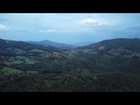 Pamje e mrekullushme e fshatit zhazhë dhe xhamia