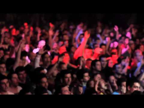 Skualo vs Dani - Cuartos Barcelona - RedBull Batalla de los Gallos 2013 (Oficial)