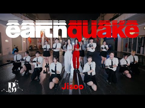 Jisoo earthquake dance challenge in Vietnam.
